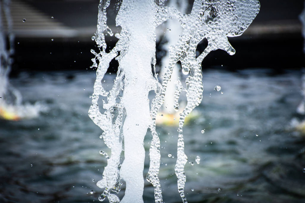 Водний фонтан крупним планом спрей освіжаючого, прохолодного дизайну крапель води в фонтані в парку
. - Фото, зображення