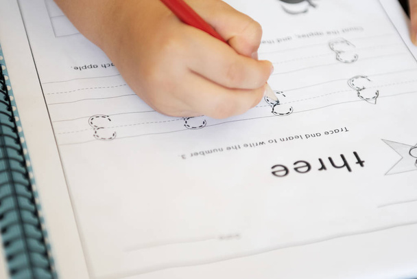 Dziecko ćwiczy pisanie numeru - Zdjęcie, obraz