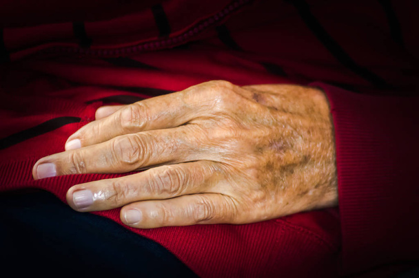Käsi vanhus tukee jalka
 - Valokuva, kuva