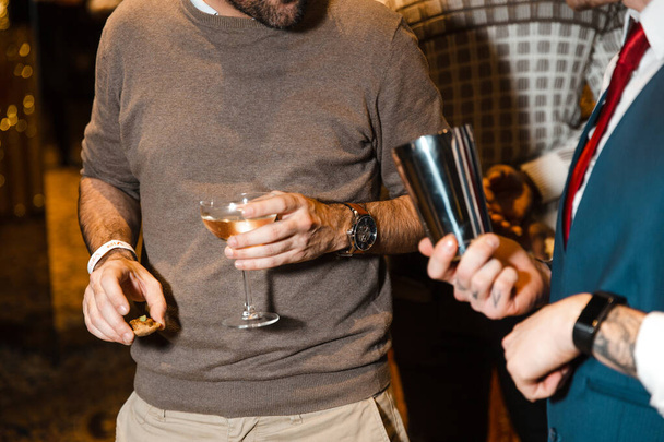 Az emberek beszélgetnek egy Vip üzleti vállalati rendezvényen, ahol pezsgős italokat és telefonokat tartanak Kelet-Európában Lettország Riga bár kávézó étterem - Fotó, kép