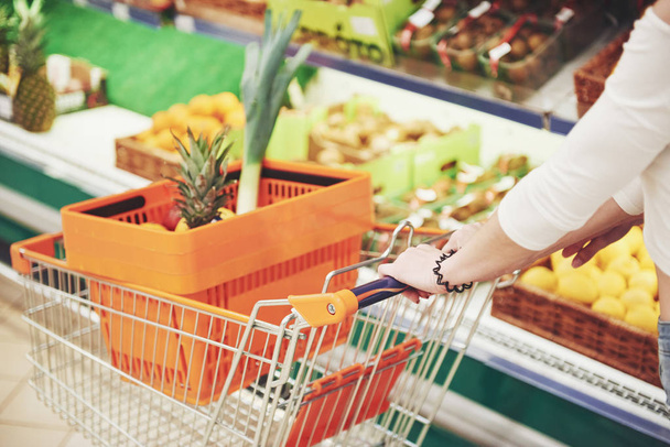 A woman chooses fresh food in a supermarket. - Foto, Imagem