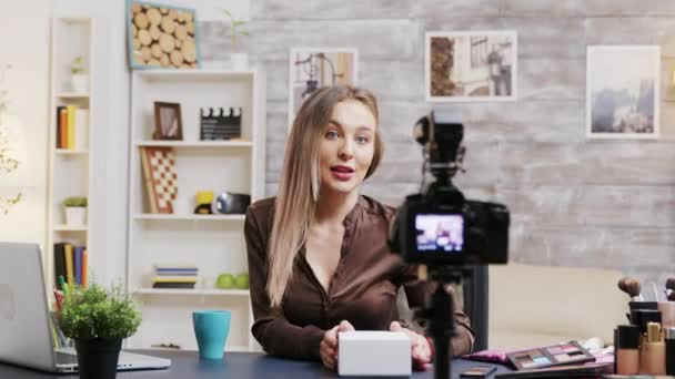 Belleza influencer grabación de un vlog sobre cosméticos
 - Imágenes, Vídeo