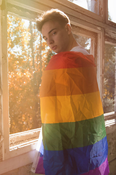 Der Kampf um ihre Rechte. Gleichheit und Freiheit. Jung attraktiv kerl mit ein gay fahne. - Foto, Bild