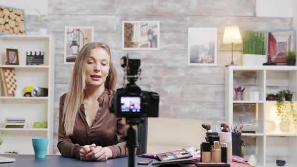 Beauty Fashion Influencer nimmt ein Werbegeschenk auf - Filmmaterial, Video