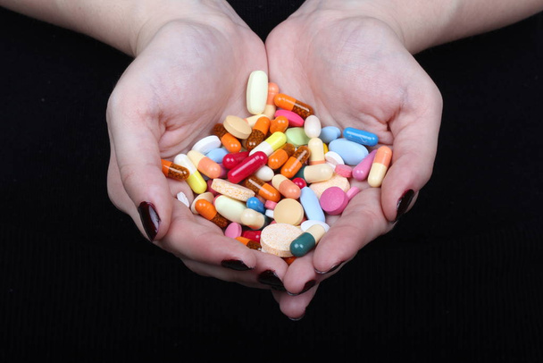 colored pills in the palm - 写真・画像