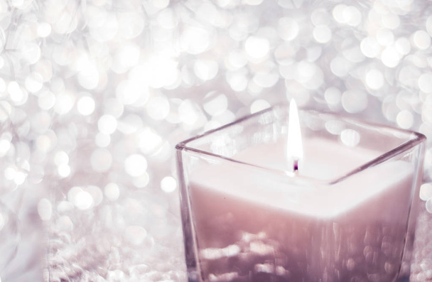 Блакитна рожева ароматична свічка на Різдво та новорічна ґліттера ба. - Фото, зображення