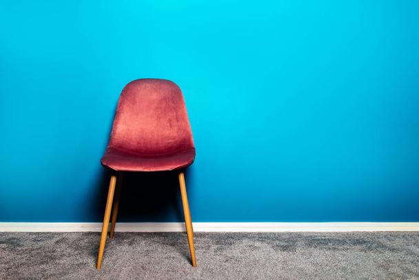 Сучасний рожевий стілець на дерев'яних ніжках
 - Фото, зображення