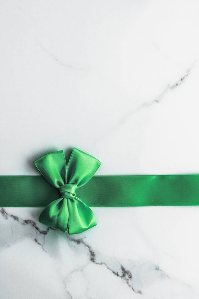Ruban de soie vert et noeud sur fond de marbre, Saint-Patricks
  - Photo, image