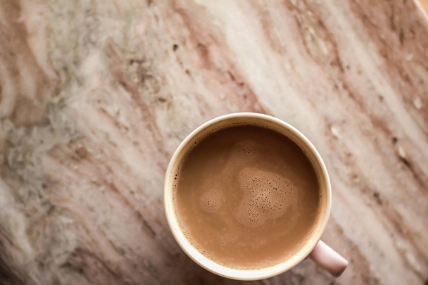 Mattina tazza di caffè con latte su pietra di marmo piatto lay, bevanda calda
 - Foto, immagini