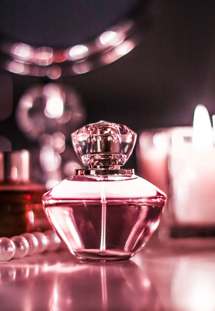 Frasco de perfume y fragancia vintage en la mesa de vanidad de glamour en
  - Foto, Imagen