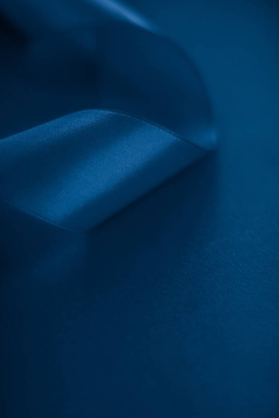 abstraktes Seidenband auf königsblauem Hintergrund, exklusiver Luxus  - Foto, Bild