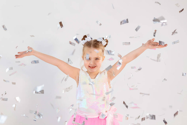Party, holidays, birthday, new year and celebration concept - Cute child throwing confetti. - Foto, Imagen