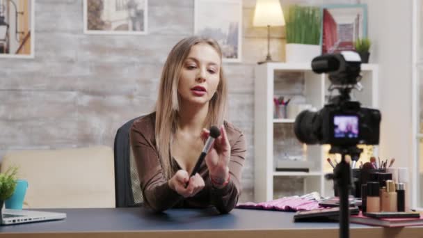 attraktive Beauty-Influencerin bei der Aufnahme eines Videoblogs über Make-up - Filmmaterial, Video
