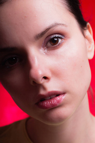 beautiful girl on a red background close-up portrait - Fotografie, Obrázek