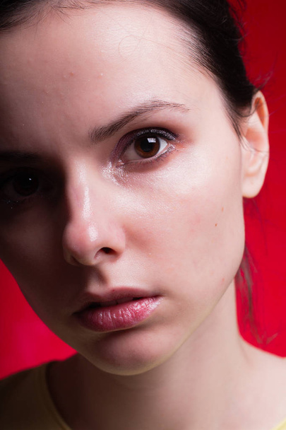 beautiful girl on a red background close-up portrait - Fotoğraf, Görsel