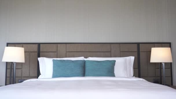 imágenes del dormitorio amueblado de lujo en el hotel - Imágenes, Vídeo