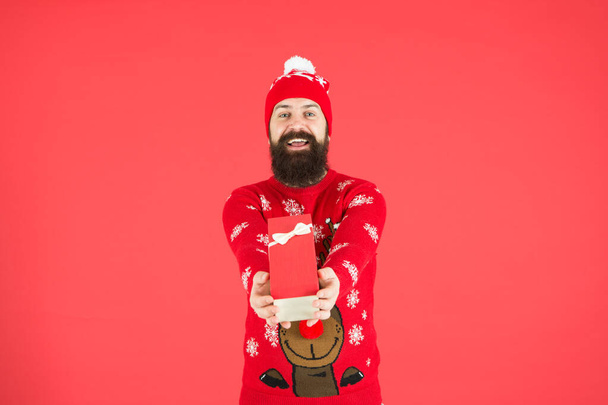 How to Choose Perfect Gift. happy new year 2020. Portrait of positive bearded man feel festive. enjoy xmas celebration. Christmas day concept. man opening Christmas gift at home - Foto, Imagen