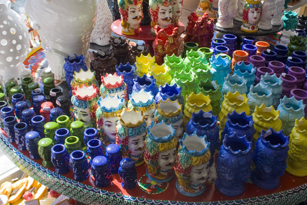 TAORMINA, ITALIE - 30 septembre 2019 : Vases de Caltagirone et souvenirs typiques de céramique sicilienne à vendre à Taormina, Sicile, Italie
 - Photo, image