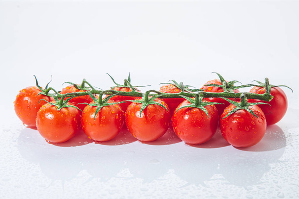 Tomates cherry frescos en rama, aislados sobre fondo blanco
. - Foto, Imagen