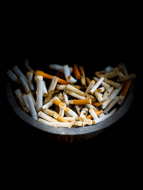 Close up asbak in donkere scène roken achtergronden - Foto, afbeelding