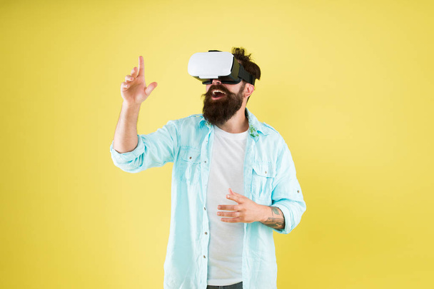 Large selection of compatible apps. Vr concept. Buy vr device. Eye tracking. Testing software. Bearded man yellow background vr glasses. Digital future and innovation. Developing technologies - Foto, Imagem