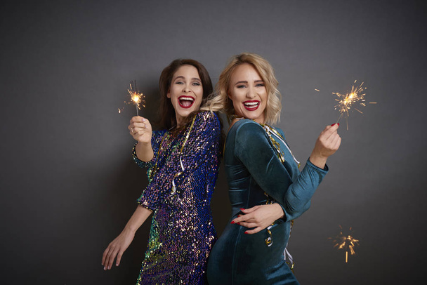 Deux femmes glamour s'amusent avec des étincelles
 - Photo, image