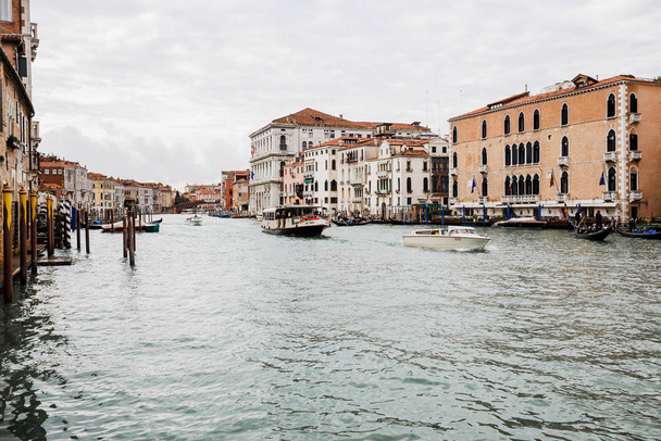 VENICE, ITALY - SEPTEMBER 24, 2019: motor boats with tourists floating on grand canal in Venice, Italy  - Фото, зображення