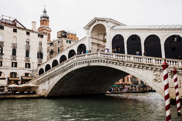 VENICE, ITALY - SEPTEMBER 24, 2019: ancient Rialto Bridge and grand canal in Venice, Italy  - Valokuva, kuva