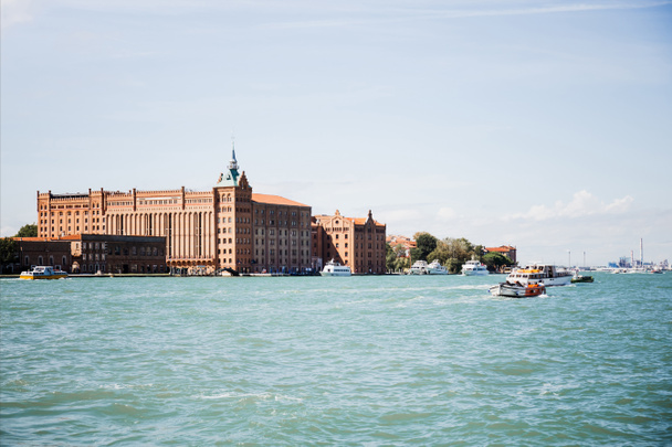 Вигляд на плавучі моторні човни біля стародавніх будівель Венеції (Італія).  - Фото, зображення