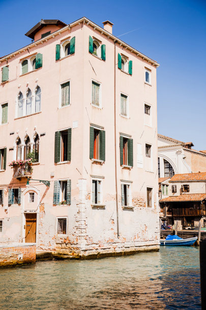 Blick auf antike Gebäude in der Nähe von Kanal in Venedig, Italien  - Foto, Bild