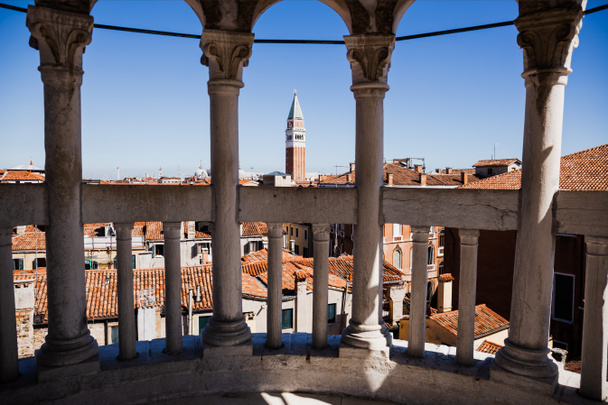 Blick auf antike Gebäude und den Glockenturm der Heiligen Markierung in Venedig, Italien  - Foto, Bild