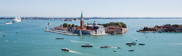 panoramaaufnahme der insel san giorgio maggiore und vaporettos auf dem fluss in venedig, italien  - Foto, Bild