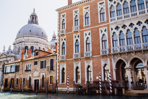 Santa Maria della Salute kostel a starobylé budovy v Benátkách, Itálie  - Fotografie, Obrázek