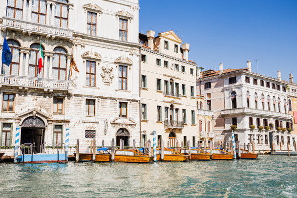 Річка з моторними човнами біля стародавніх будівель у Венеції (Італія).  - Фото, зображення