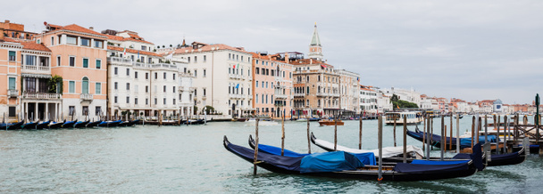 panoramische opname van kanaal met gondels en oude gebouwen in Venetië, Italië  - Foto, afbeelding
