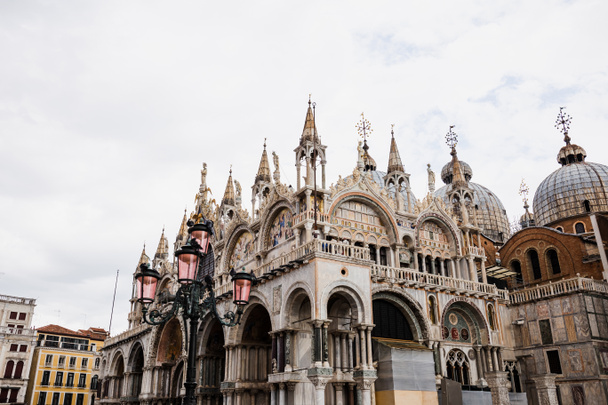 Niski kąt widzenia katedry bazylika Świętego Marka w Wenecji, Włochy  - Zdjęcie, obraz