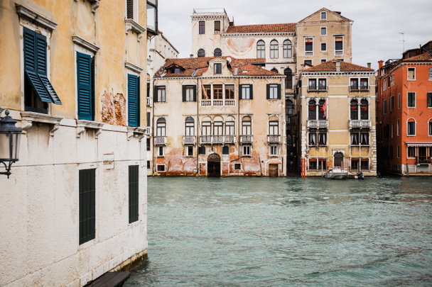 starożytne i kolorowe budynki i kanał w Wenecji, Włochy  - Zdjęcie, obraz