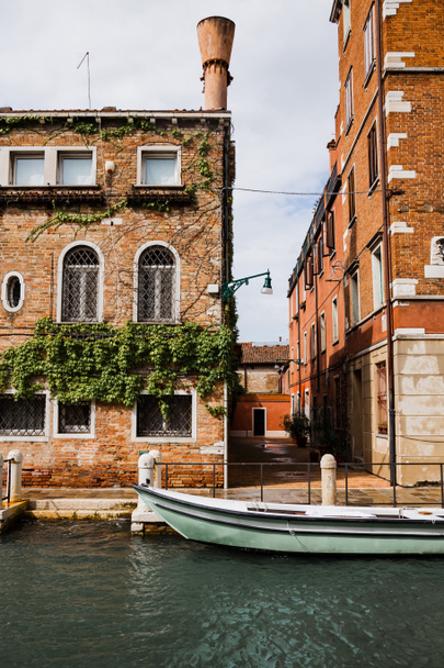 Kanał, motorówka i zabytkowe budynki w Wenecji, Włochy  - Zdjęcie, obraz