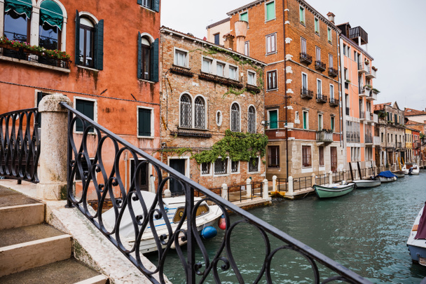 κανάλι, μηχανοκίνητα σκάφη και αρχαία κτίρια στη Βενετία, Ιταλία  - Φωτογραφία, εικόνα