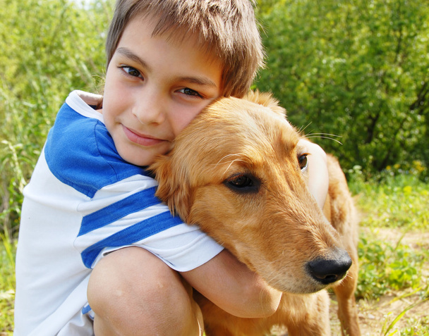 oğlan köpeğini kucaklıyor - Fotoğraf, Görsel