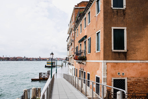 weg tussen oud gebouw en kanaal in Venetië, Italië  - Foto, afbeelding