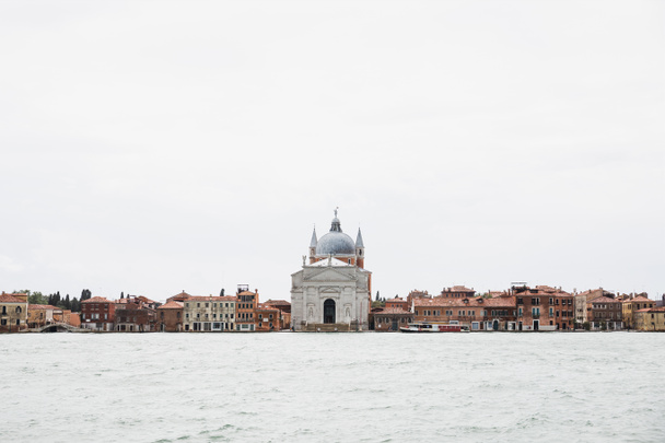 イタリアのヴェネツィアにある運河とサンタ・マリア・デッラ・サルテ教会  - 写真・画像