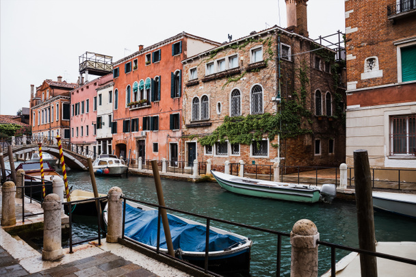 Kanał, łodzie motorowe i zabytkowe budynki w Wenecji, Włochy  - Zdjęcie, obraz