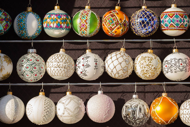 Bolas de Navidad en un mercado callejero
 - Foto, Imagen