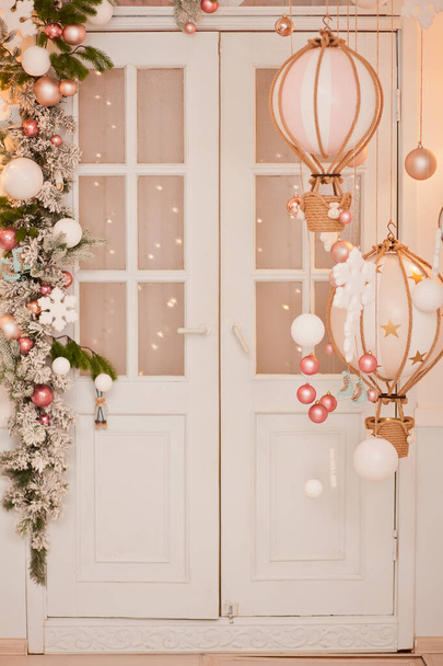 Quarto decorado bolas e brinquedos miniatura aerostats para o Natal em uma cor bege
 - Foto, Imagem