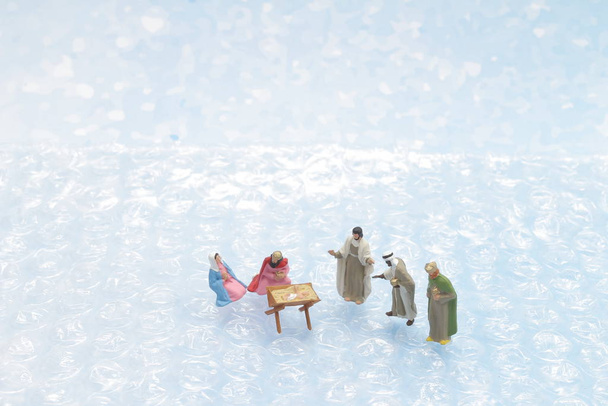 Christmas nativity scene with baby Jesus, Mary & Joseph - 写真・画像