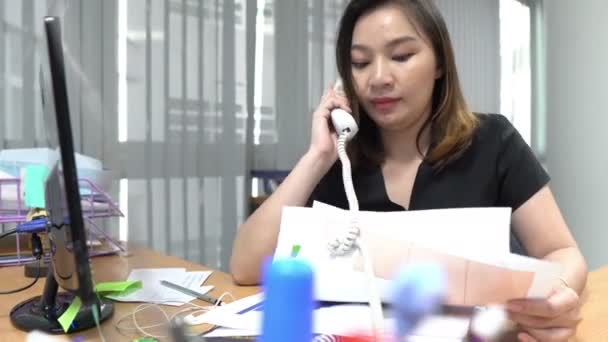young Asian business woman working in modern office - Felvétel, videó