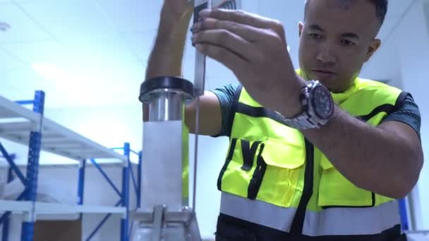 muž v uniformě pracující ve skladu - Záběry, video