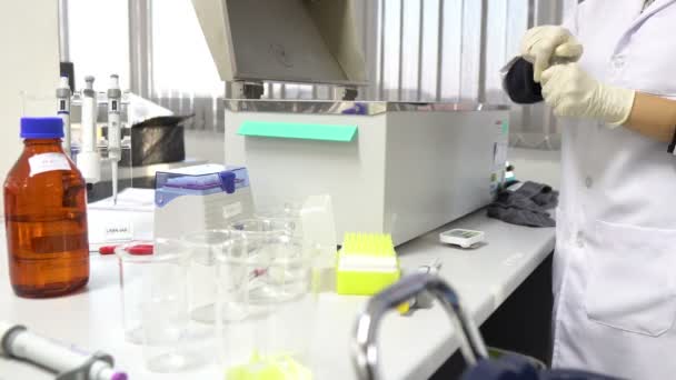 close up of female scientist working in laboratory - Filmagem, Vídeo