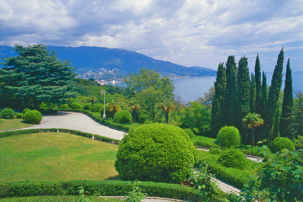Livadia Palace park complex em Yalta, Crimeia
 - Foto, Imagem
